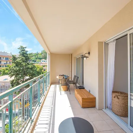 Superbe Climatise A - 2 Pieces, Parking Inclus Apartment