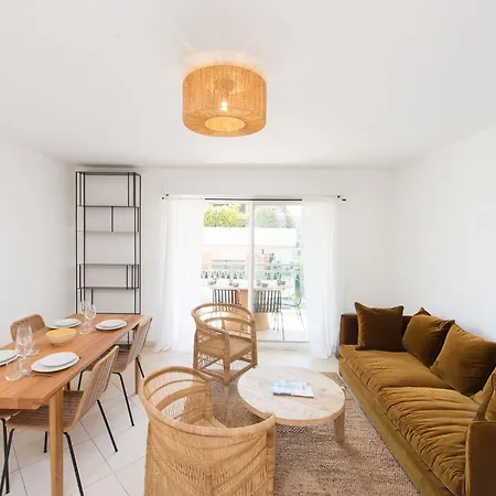 Superbe Climatise A - 2 Pieces, Parking Inclus Apartment *