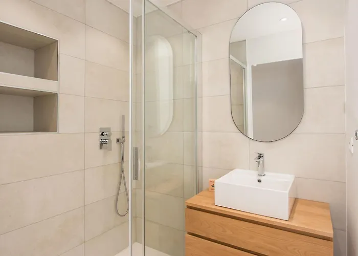 Superbe Climatisé à - 2 Pièces, Parking Inclus * Menton