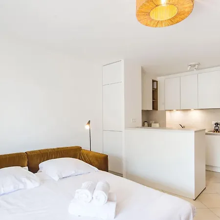 Superbe Climatise A - 2 Pieces, Parking Inclus Menton