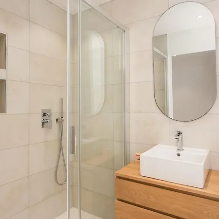 Superbe Climatise A - 2 Pieces, Parking Inclus * Menton