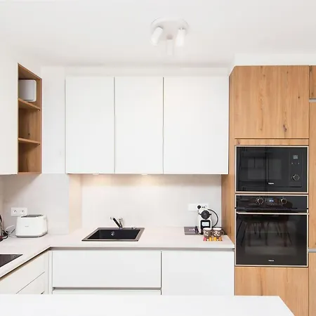 Superbe Climatise A - 2 Pieces, Parking Inclus Apartment