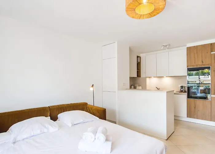 Superbe Climatise A - 2 Pieces, Parking Inclus Menton