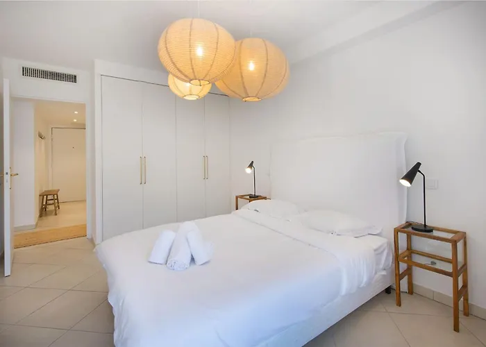 Superbe Climatise A - 2 Pieces, Parking Inclus Appartement *